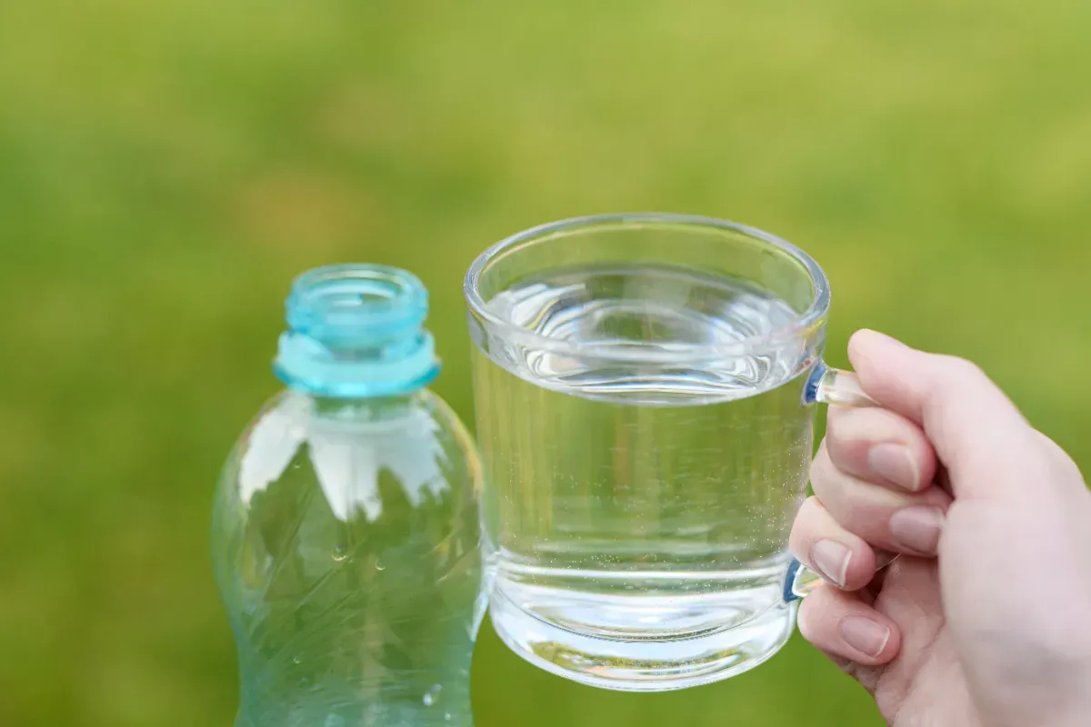 Hydratation: Wie Wasser deinen Harnsäurespiegel im Griff behält