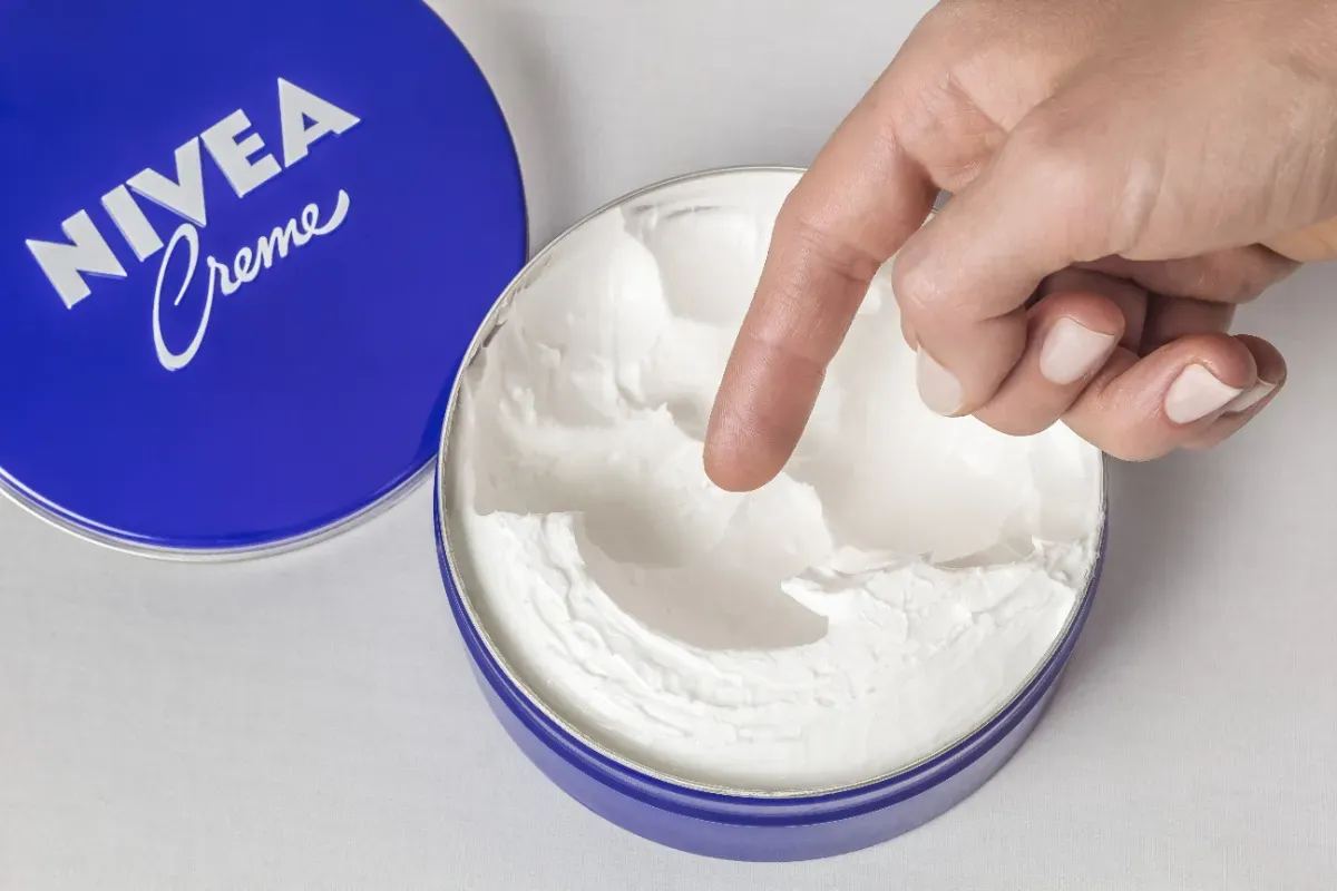 Die legendäre blaue Creme von Nivea – Ein Jahrhundert Hautpflege